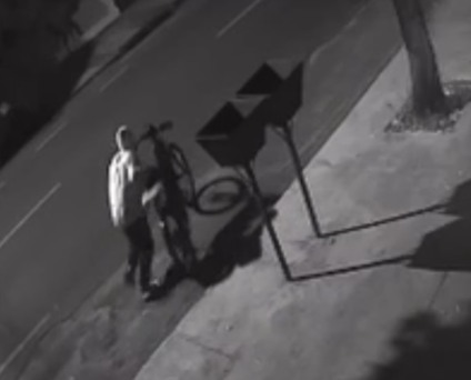 Bicicleta elétrica é furtada durante a madrugada em frente a pizzaria em Três Lagoas
