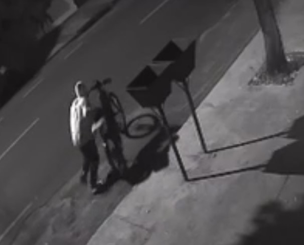 Nem mesmo sabendo que era filmado; ladrão desligou alarme e fugiu levando bicicleta elétrica no Jardim Cangalha. Foto: Alfredo Neto/RCN67