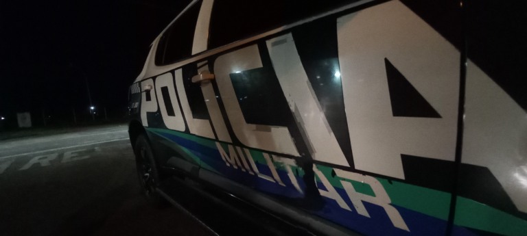 Homem tenta tomar arma de policial e acaba baleado em Água Clara