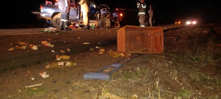 Casal fica ferido após colisão frontal entre pick-ups na BR-158