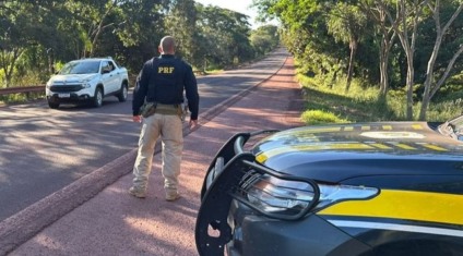 A PRF orienta motoristas para que o trajeto nas rodovias seja realizado em segurança - Foto: Reprodução PRF