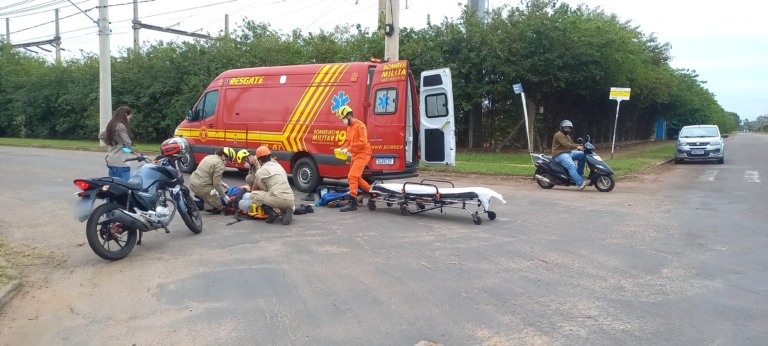 Motociclista fica ferido ao tentar ultrapassar carreta em cruzamento no Distrito Industrial