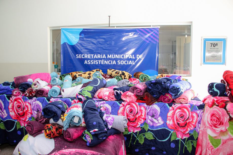 Para receber o cobertor, a pessoa deve atender aos critérios estabelecidos pela política de assistência social. Foto: Divulgação/Assessoria.
