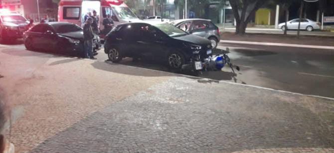 Motorista colide com veículos estacionados e mobiliza PM e Samu em Três Lagoas