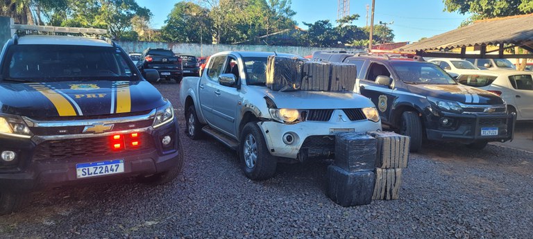 Motorista abandona caminhonete durante perseguição e PRF apreende 258 kg de maconha