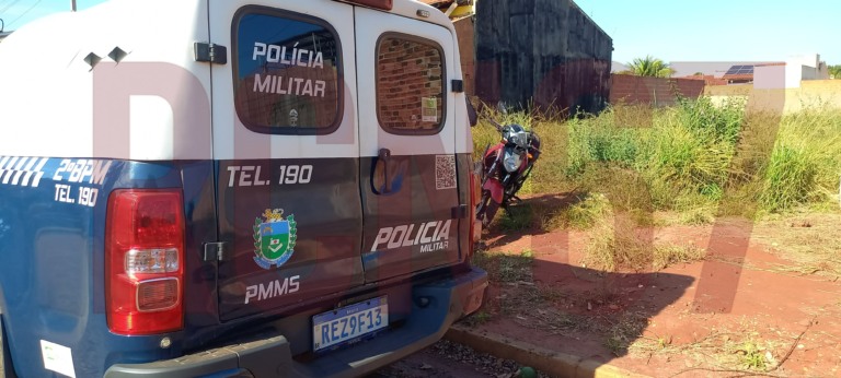 PM recupera moto furtada após denúncias no bairro Vila Alegre