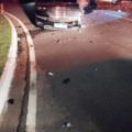 Caminhonete de luxo derruba poste e quatro pessoas ficam feridas