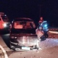Caminhonete de luxo derruba poste e quatro pessoas ficam feridas