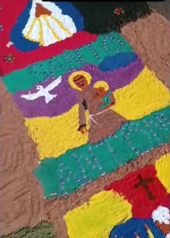 Tapetes coloridos confeccionados por fiéis marcaram as celebrações religiosas nas paróquias da cidade