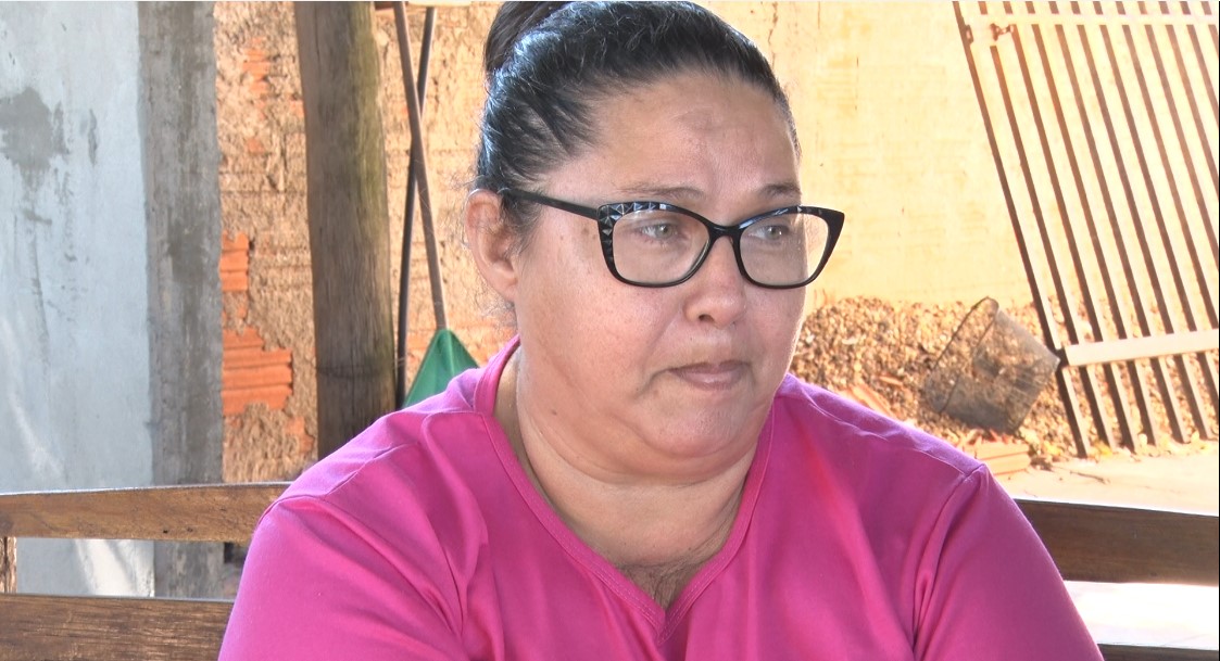 A auxiliar de limpeza, Ivone Francisca, que doa sangue há dois anos, iniciou esse gesto após a perda do sobrinho, vítima de câncer, e, pouco tempo depois, da irmã, mãe do menino. Foto: Reprodução/TVC HD.