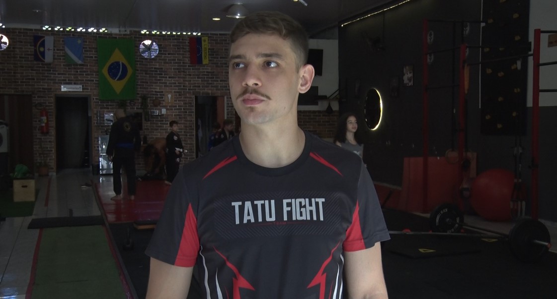João Guilherme, um jovem de 22 anos de Três Lagoas, está ganhando destaque no cenário das Artes Marciais Mistas (MMA). Foto: Reprodução/TVC HD.
