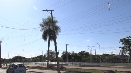 Postes de iluminação no bairro Santa Rita estão tortos e têm risco de queda Postes de iluminação no bairro Santa Rita estão tortos e têm risco de queda