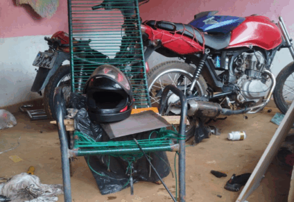 No local foram encontradas várias motocicletas parcialmente desmontadas - Foto: Reprodução/ PCMS