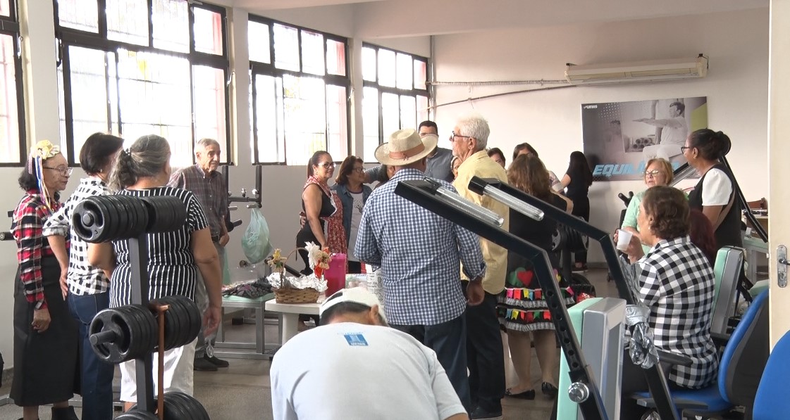 A iniciativa serve de inspiração, mostrando os benefícios de uma rotina de treinos e estudos ao longo da vida, especialmente na terceira idade. Foto: Reprodução/TVC HD.