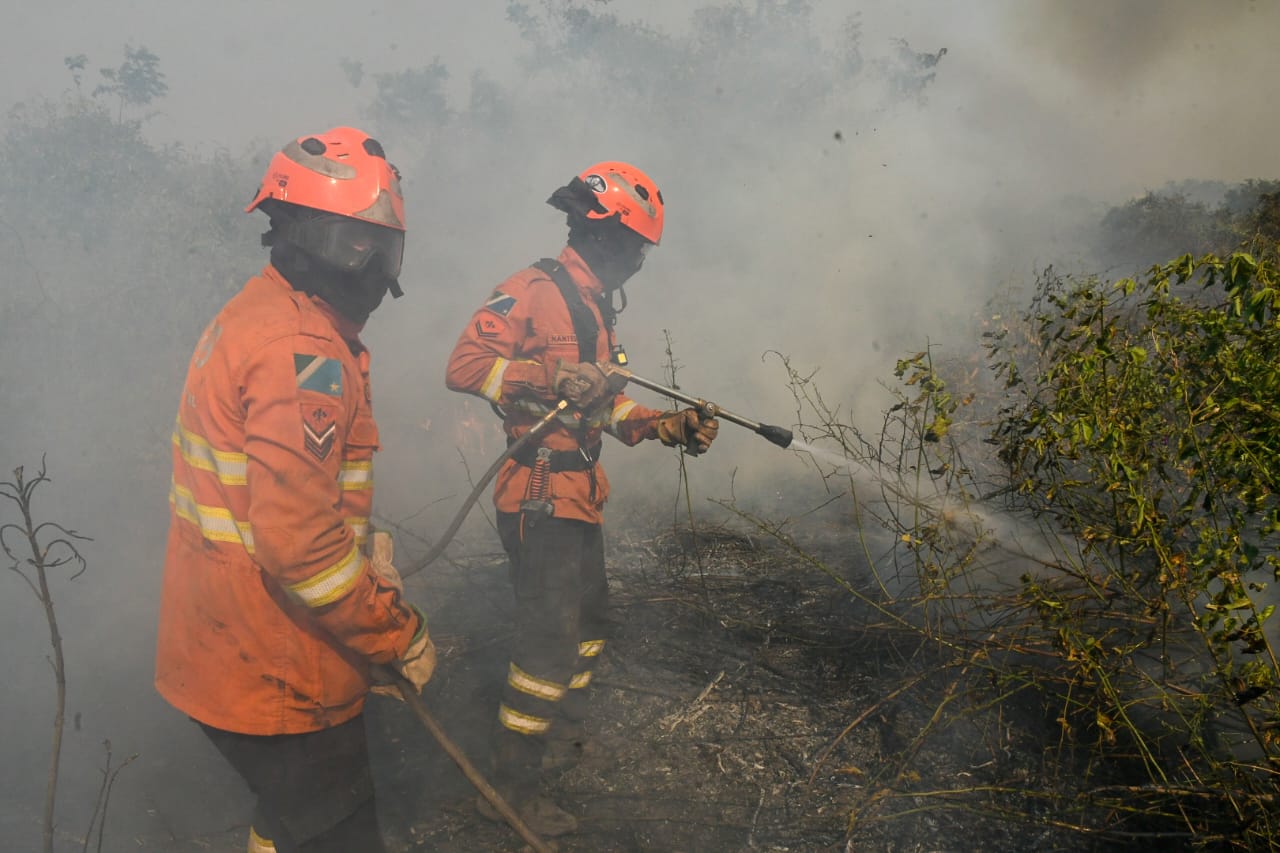 Equipes do Corpo de Bombeiros de MS tentando controlar incêndio em Corumbá - Foto: Reprodução/Governo de MS Equipes do Corpo de Bombeiros de MS tentando controlar incêndio em Corumbá - Foto: Reprodução/Governo de MS