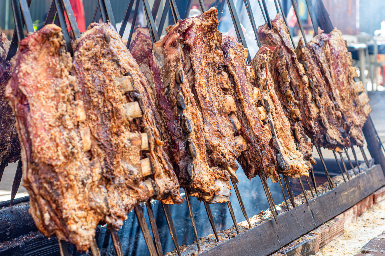 Um dosatrativo é a tradicional costela assada no fogo de chão - Foto: Reprodução/ Fenasul