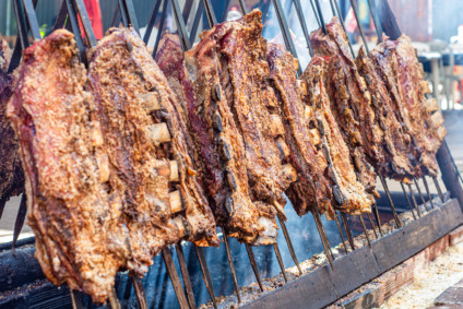 Um dosatrativo é a tradicional costela assada no fogo de chão - Foto: Reprodução/ Fenasul