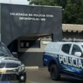 Delegacia de Polícia de Deodápolis com viaturas estacionadas
