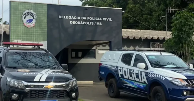 Delegacia de Polícia de Deodápolis com viaturas estacionadas