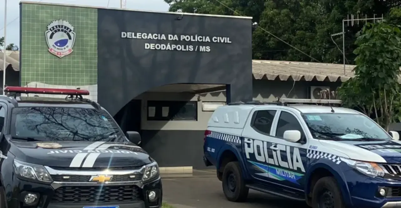 Delegacia de Polícia de Deodápolis com viaturas estacionadas Delegacia de Polícia de Deodápolis com viaturas estacionadas