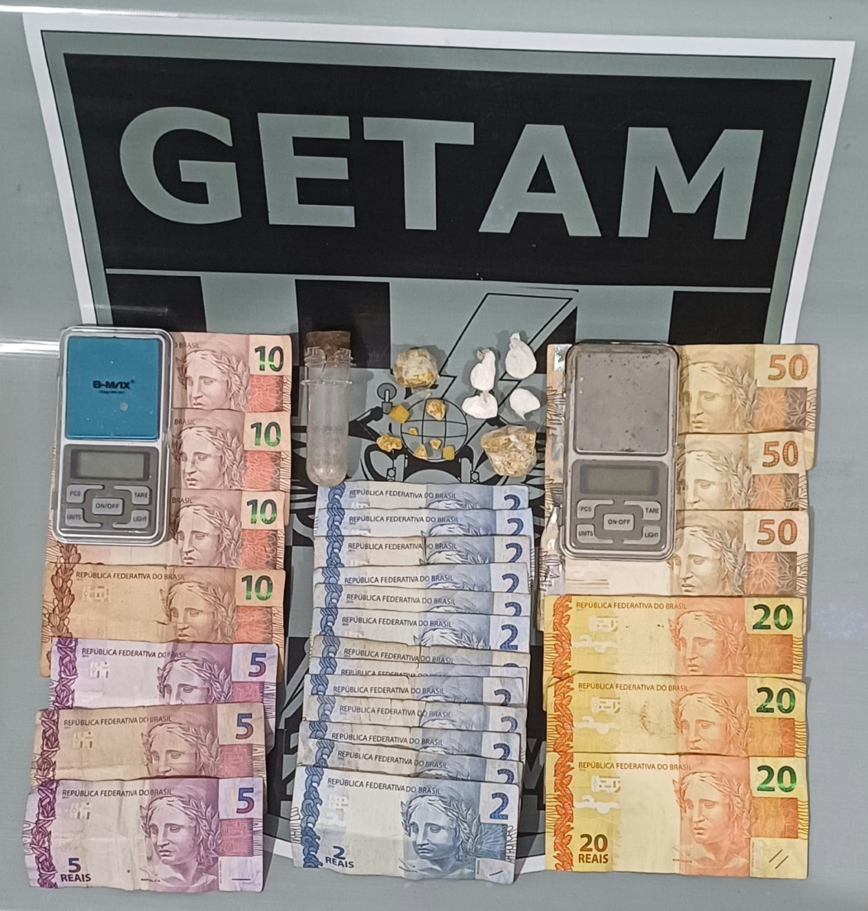 Trio flagrado com drogas já teria uma ficha criminal bastante extensa. Foto: Divulgação/Polícia Militar.