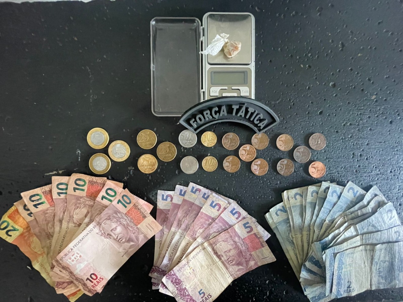Boca de fumo funcionava a menos de 100 metros de colégio público: Divulgação/Polícia Militar 