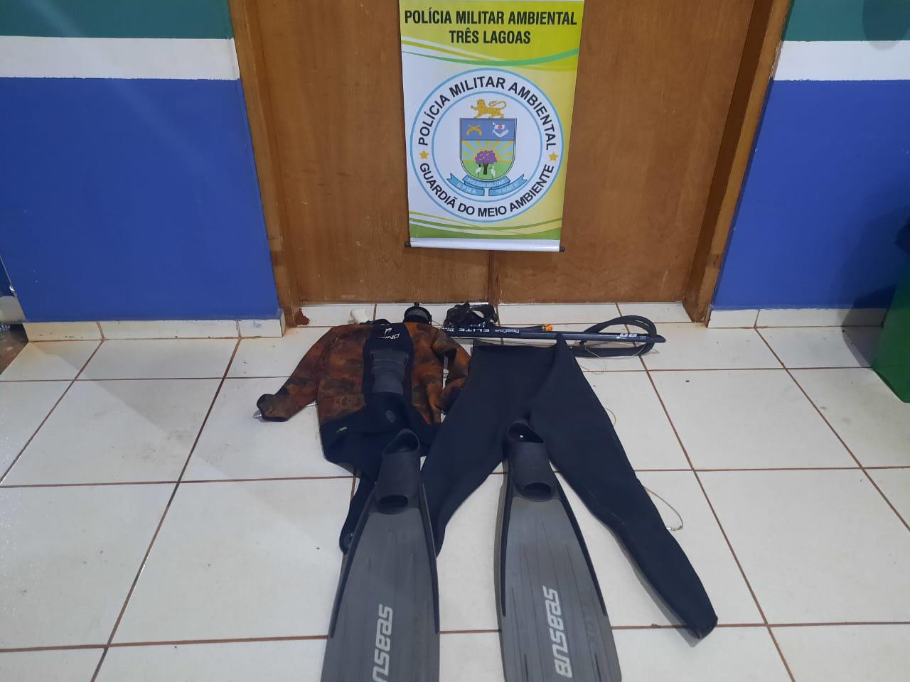 Além de responder criminalmente pela pesca ilegal o suspeitonteve que pagar alto de infração: Divulgação Polícia Militar Ambiental 