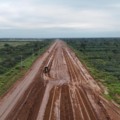 Operários trabalham no trecho retomado do Corredor Bioceânico no Chaco paraguaio
