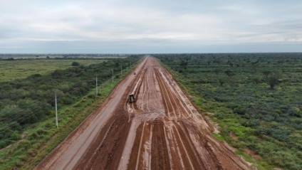 Operários trabalham no trecho retomado do Corredor Bioceânico no Chaco paraguaio