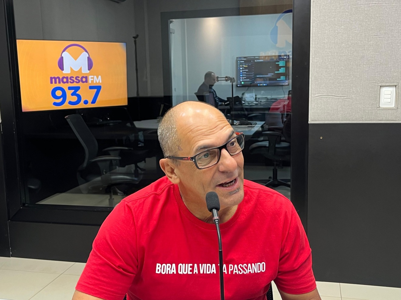 Professor Carlão nos estúdios da Massa FM Campo Grande - Foto: Luiz Gustavo Soares/Portal RCN67