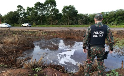Estabelecimentos lançavam efluentes com óleo da lavagem de veículos pesados diretamente no chão, sem tratamento - Foto: Divulgação/PMA