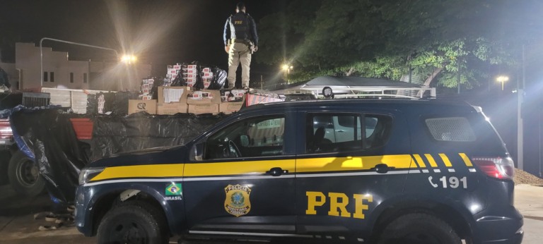 PRF apreende carreta com quase 130 mil maços de cigarros em Água Clara