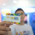 Os estudantes podem solicitar o cartão do Pé-de-Meia pelo app da Caixa - Foto: Agência Gov