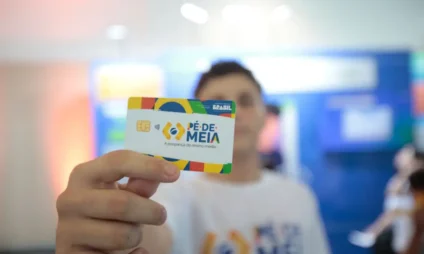 Os estudantes podem solicitar o cartão do Pé-de-Meia pelo app da Caixa - Foto: Agência Gov