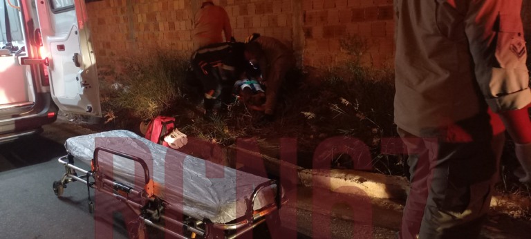 Carro causa acidente com bicicleta elétrica e deixa local