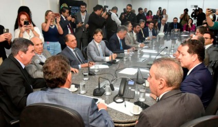 Reunião na Assembleia Legislativa para apresentar a proposta do Governo aos deputados
