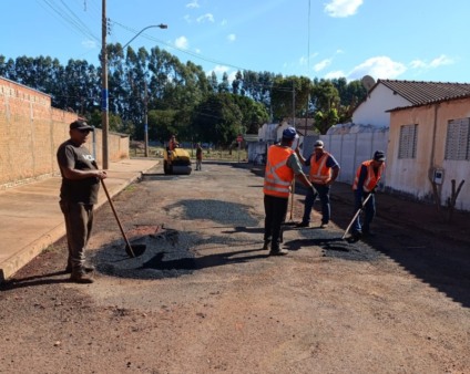 Operação de recuperação das vias danificadas em Aparecida do Taboado (Foto: DICOM)