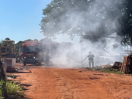 Incêndio criminoso em terreno baldio atinge instituição pública e coloca servidores em risco
