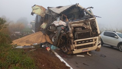 Carreta que teve frente destruída carregava soja - Foto: Reprodução/ PMRMS