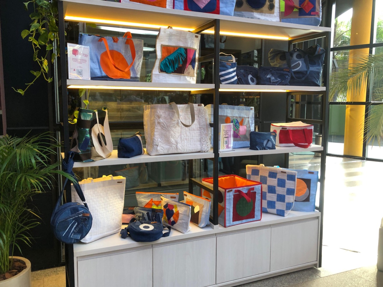 Produções vão de bolsas a casacos - Foto: Duda Schindler