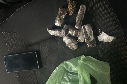 Além da droga, foram encontrados um celular e dinheiro em espécie - Foto: Polícia Civil