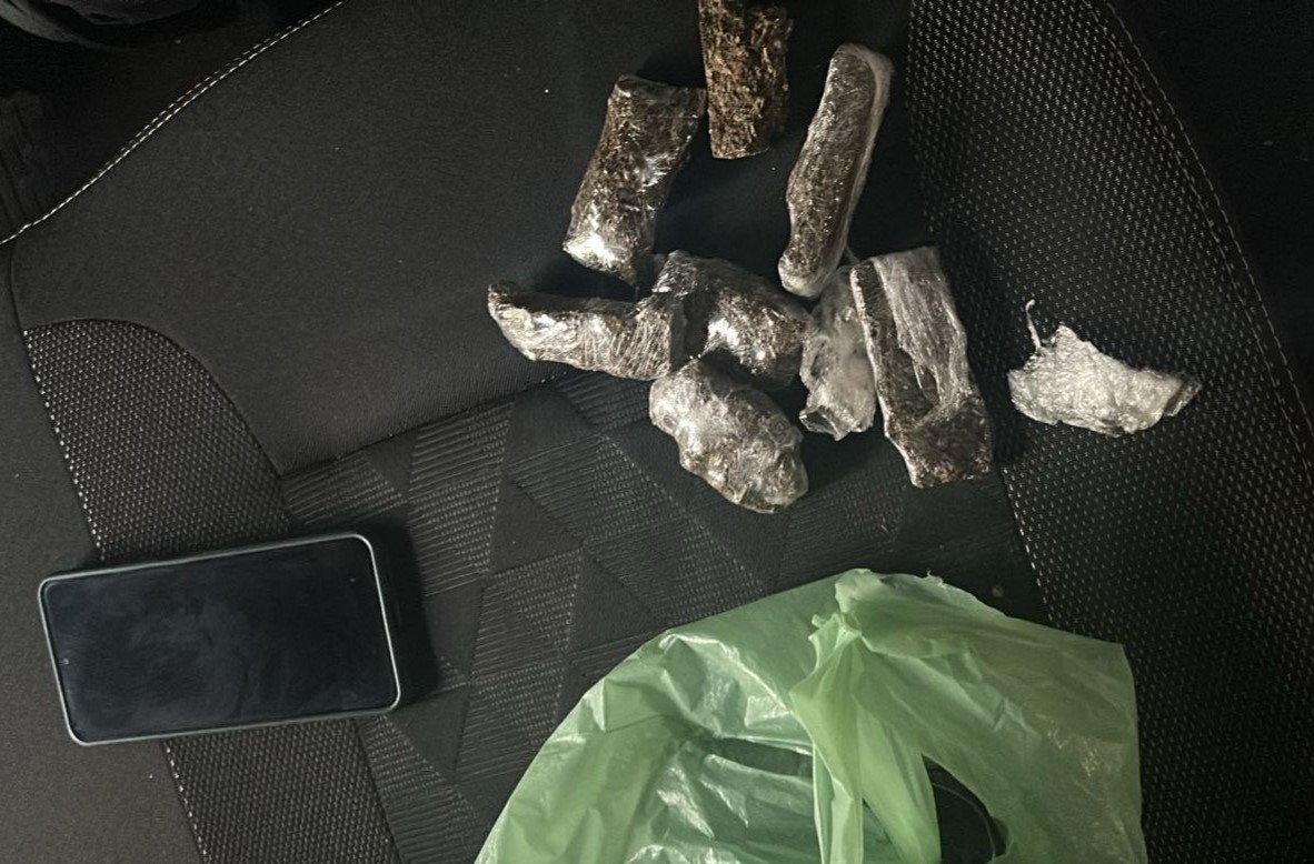 Além da droga, foram encontrados um celular e dinheiro em espécie - Foto: Polícia Civil