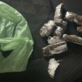 Entorpecente encontrado durante abordagem ao procurado (Foto: SIG/Polícia Civil) 