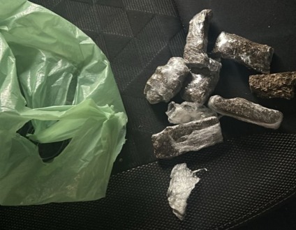Entorpecente encontrado durante abordagem ao procurado (Foto: SIG/Polícia Civil) 