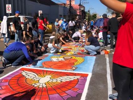 Tapete de Corpus Christi começou a ser confeccionado no início da manhã