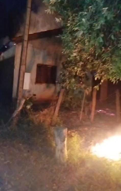 Casa é destruída por incêndio criminoso no bairro Vila Verde
