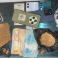 Suspeito foi flagrado retirando droga enterrada em casa usada como depósito do tráfico - Foto: Polícia Civil