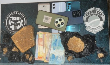 Suspeito foi flagrado retirando droga enterrada em casa usada como depósito do tráfico - Foto: Polícia Civil