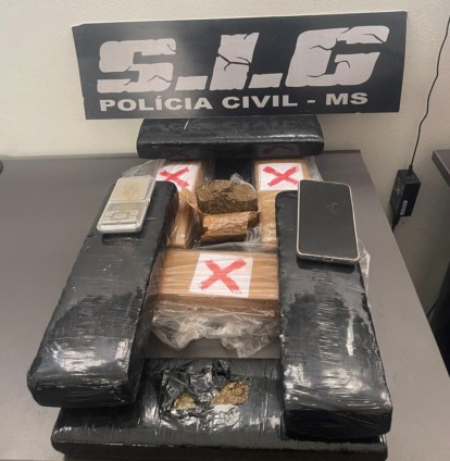 Mulher confessou que vive do comércio de entorpecentes (Foto: SIG/Polícia Civil)