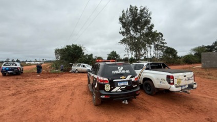 Uma denúncia anônima levou a equipe policial até o terreno baldio - Foto: Polícia Civil 